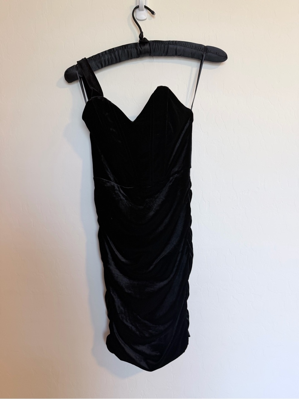 Fashion Nova Juliette Black One-Shoulder Velvet Ruched Midi Dress